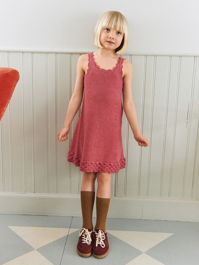 Tipar de tricotat Sandnes 2603 Nr. 1 - Roselyn Dress Junior — model Sandnes Garn | Nara Knits