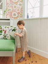 Sandnes 2603 Nr. 5 - Theodore Playsuit Baby — detaliu model tricotat Sandnes Garn