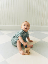 Sandnes 2603 Nr. 5 - Theodore Playsuit Baby — detaliu model tricotat Sandnes Garn
