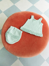 Sandnes 2603 Nr. 7 - Rosette Top, Pants & Bloomer Baby — detaliu model tricotat Sandnes Garn
