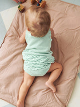 Sandnes 2603 Nr. 7 - Rosette Top, Pants & Bloomer Baby — detaliu model tricotat Sandnes Garn
