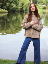 Sandnes 2513 Nr. 4 - Wilbur Cable Sweater, model tricotat Sandnes Garn