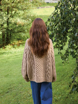 Sandnes 2513 Nr. 4 - Wilbur Cable Sweater, model tricotat Sandnes Garn
