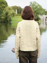 Sandnes 2513 Nr. 4 - Wilbur Cable Sweater, model tricotat Sandnes Garn
