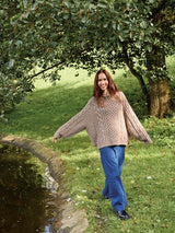 Sandnes 2513 Nr. 4 - Wilbur Cable Sweater, model tricotat Sandnes Garn