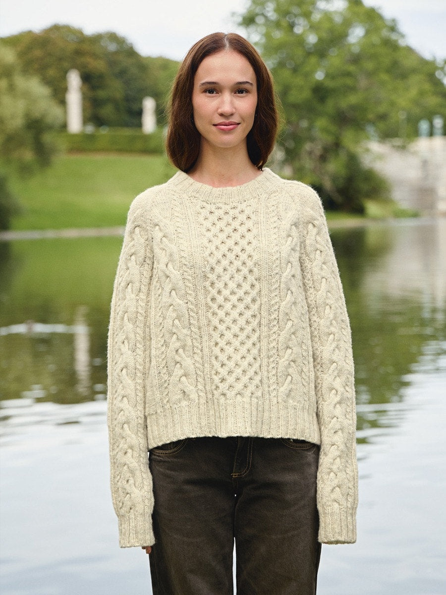 Sandnes 2513 Nr. 4 - Wilbur Cable Sweater, model tricotat Sandnes Garn